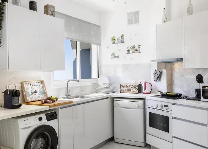 Lovely 3-Bedroom Apartment In Prokymea Court